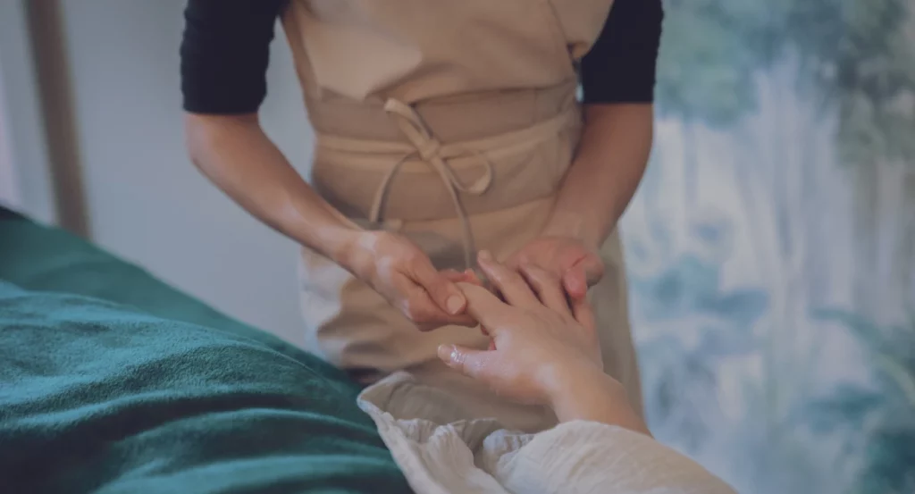 Rdv massage des mains par nos esthéticiennes des Jolis Soins à Rocheservière, proche de Montaigu, Legé, Vieillevigne ou Les Luc s/Boulogne et Mormaison.